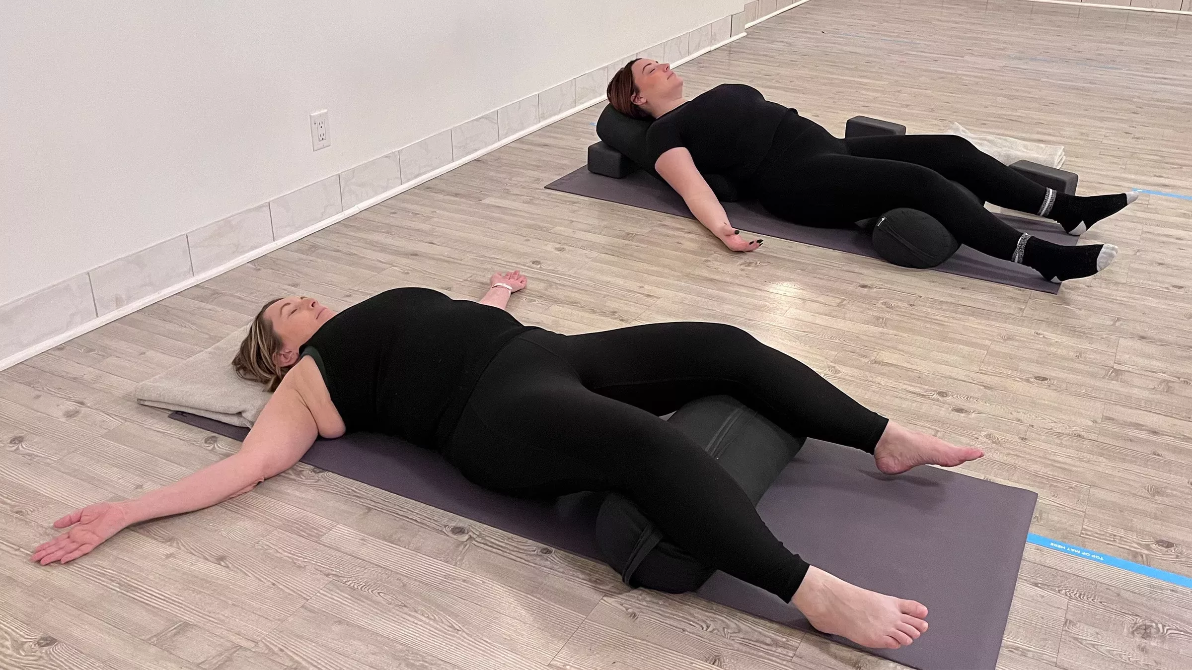 C贸mo hacer m谩s c贸moda cualquier postura de yoga restaurativo si tiene mucho pecho