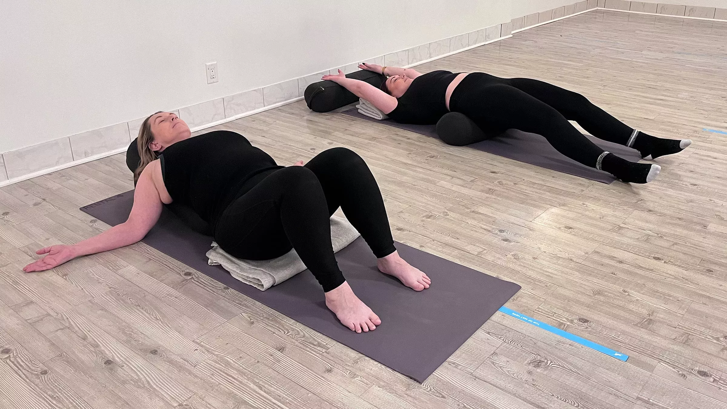 C贸mo hacer m谩s c贸moda cualquier postura de yoga restaurativo si tiene mucho pecho