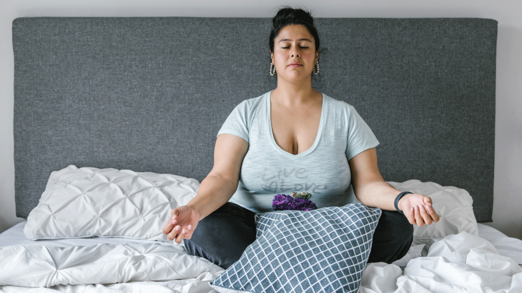 Cómo hacer más cómoda cualquier postura de yoga restaurativo si tiene mucho pecho