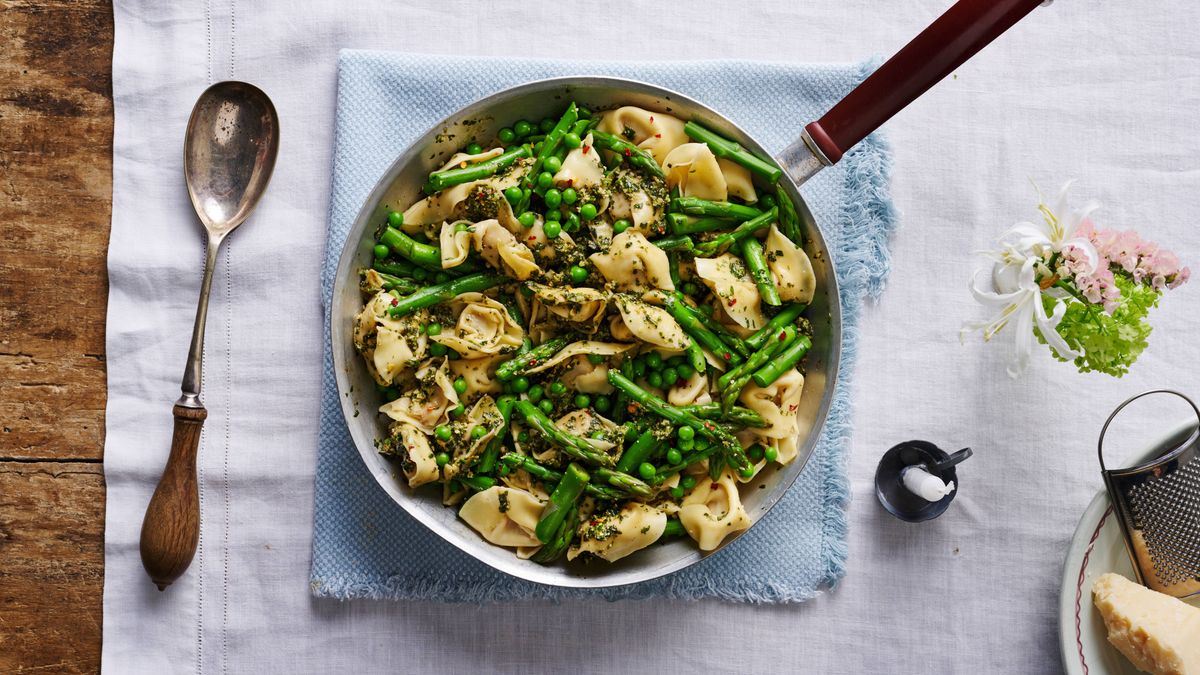 Receta de tortellini de jamón y queso con pesto de nueces