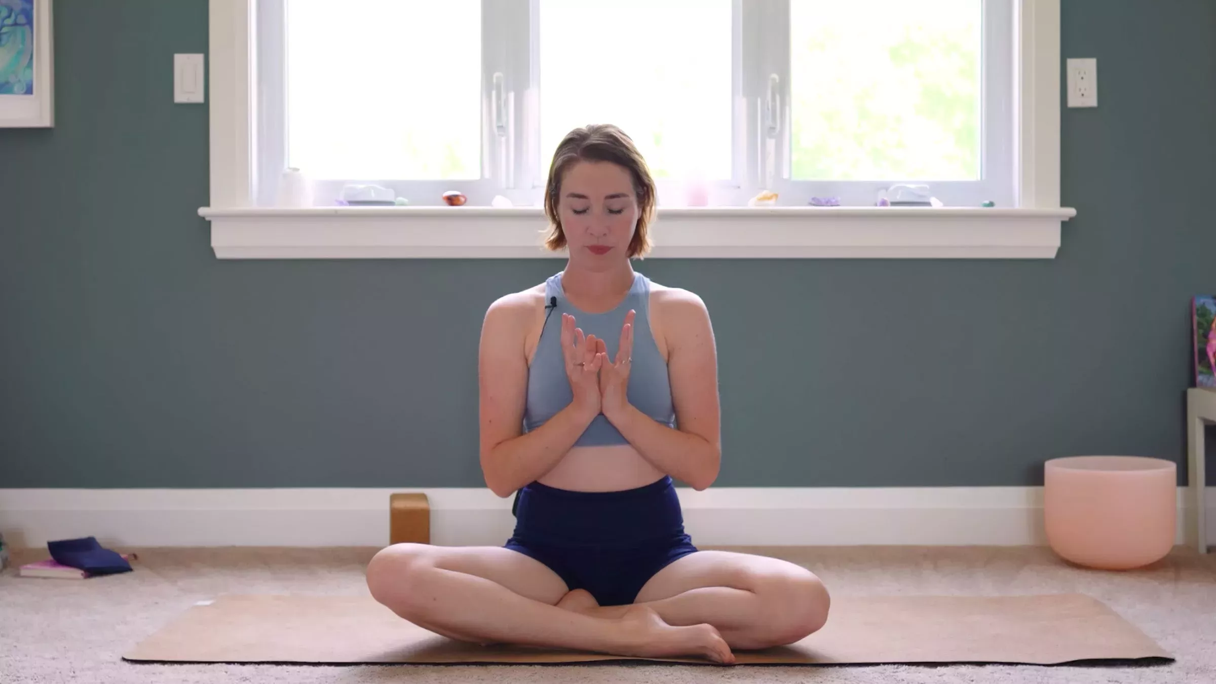 Una práctica de Yin Yoga para alinearse con el signo comprensivo de Cáncer