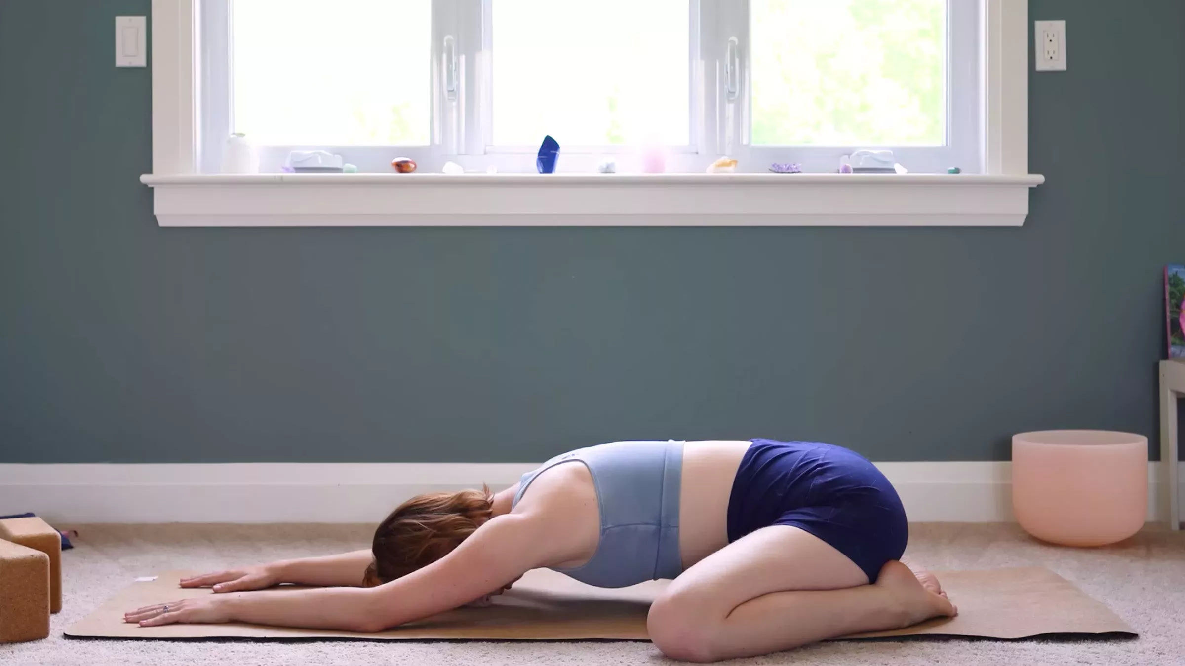 Una práctica de Yin Yoga para alinearse con el signo comprensivo de Cáncer