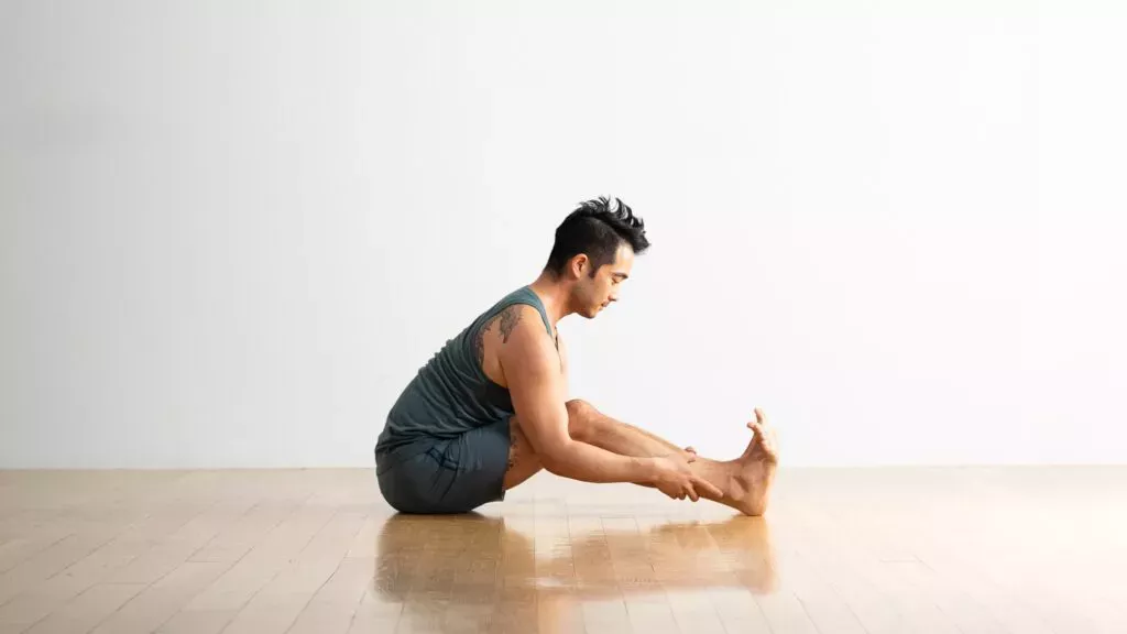 6 cosas que puede estar haciendo en yoga que son malas para su espalda