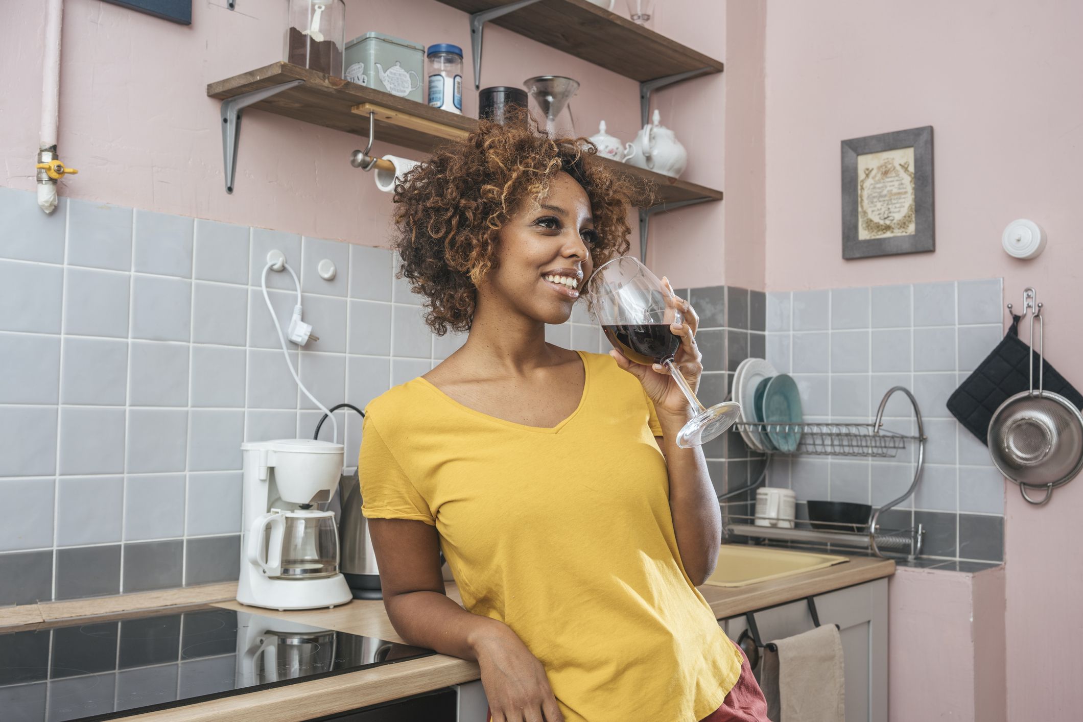 ¿Cree que una copa de vino al día es buena? Un nuevo informe dice que quizá debería reconsiderarlo