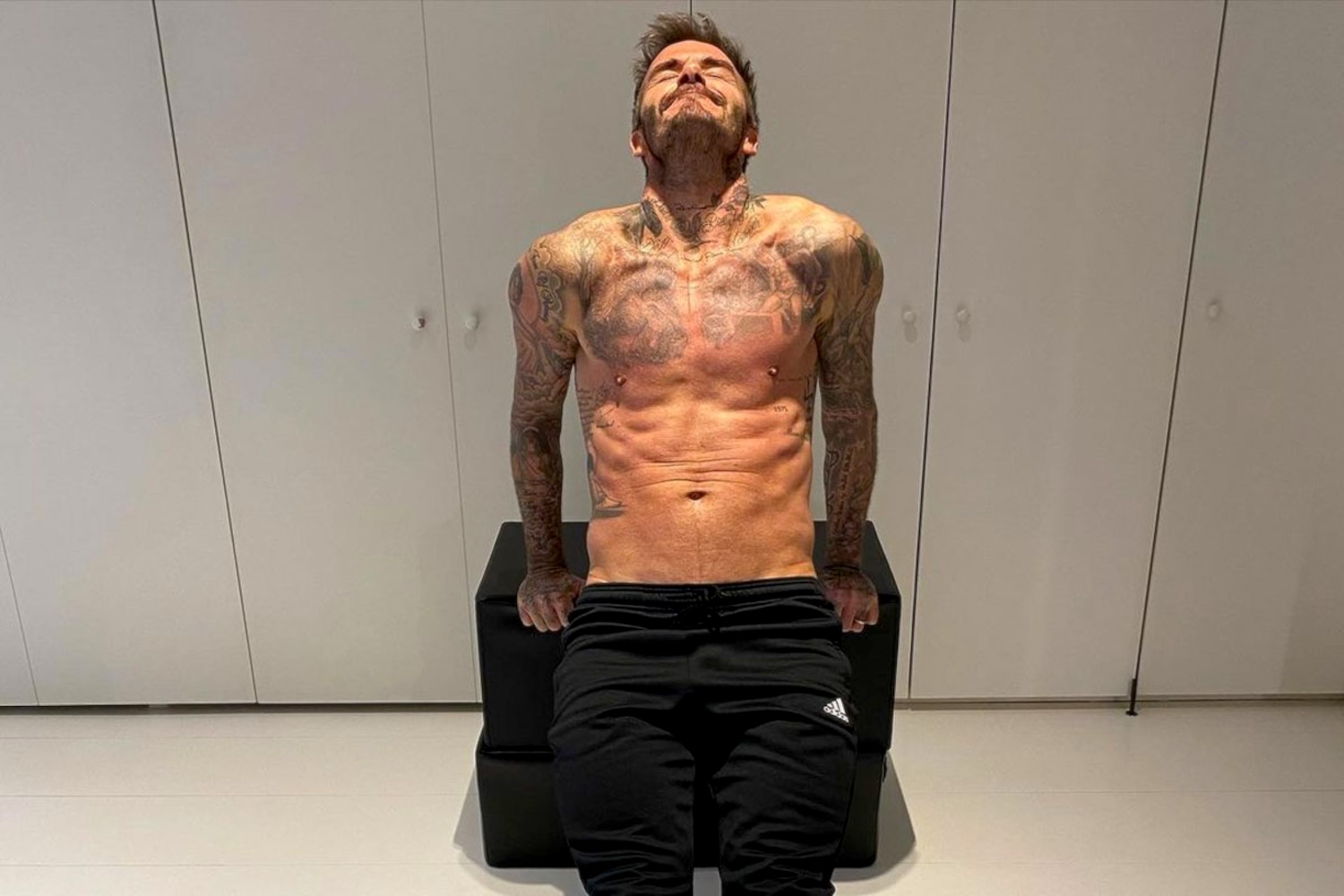 David Beckham revela el brutal ejercicio para abdominales que mantiene su six pack a los 48 años