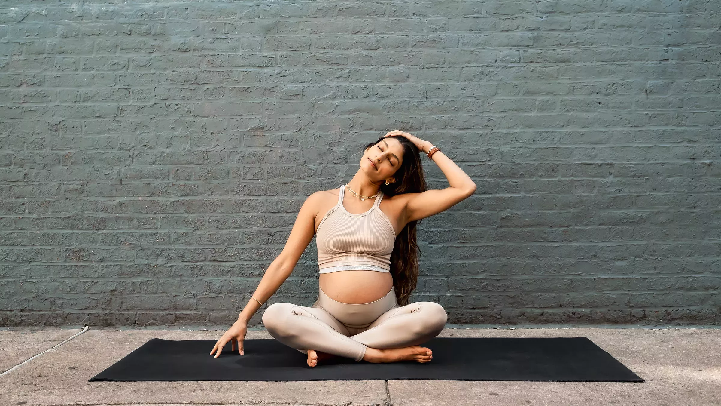 Estas 15 secuencias de yoga ayudarán a los principiantes a iniciar una práctica constante en casa