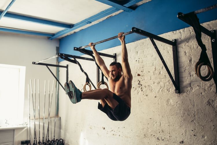 Fortalece la parte superior del cuerpo con este ejercicio de barra de dominadas