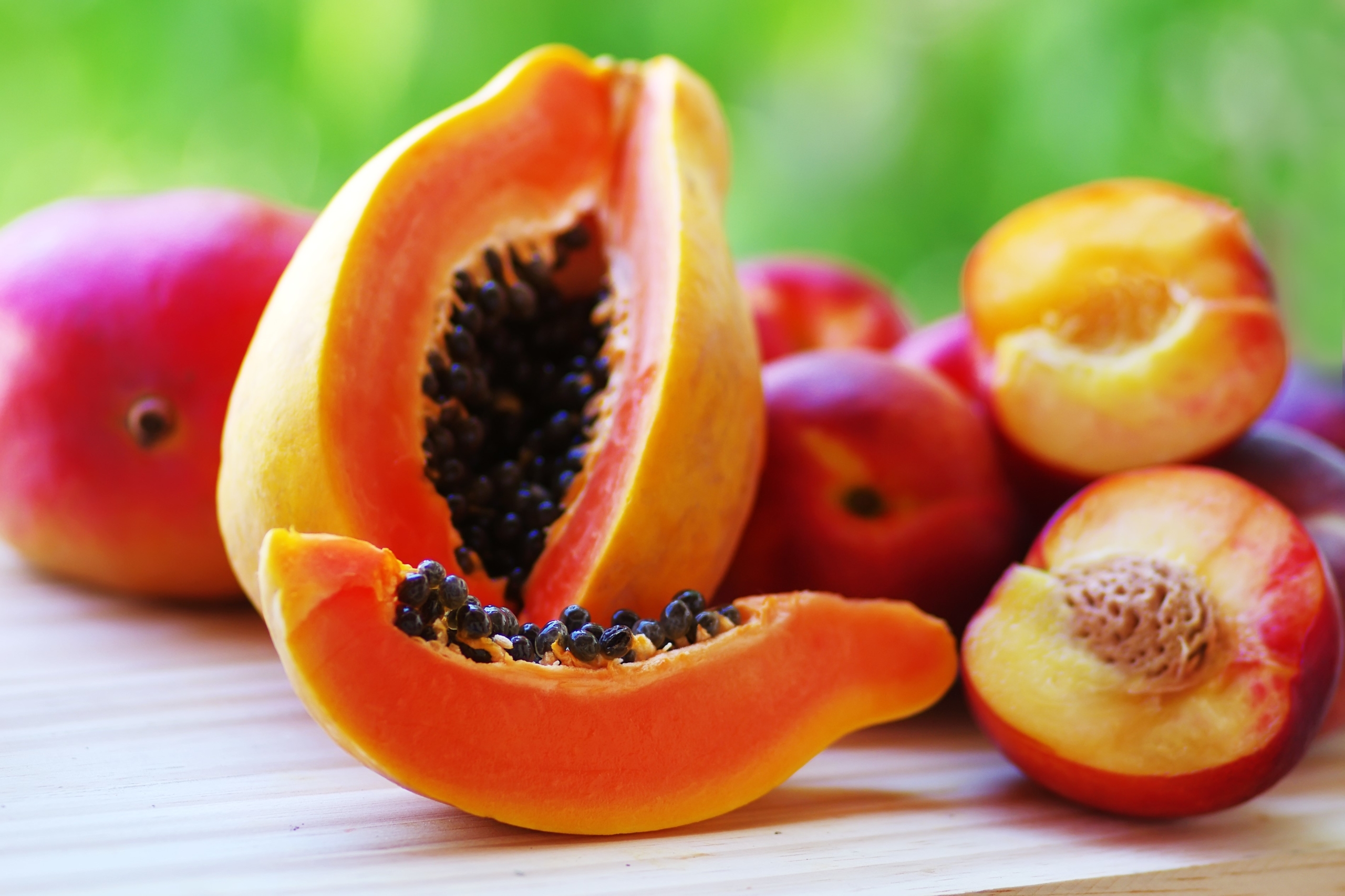
		Las 12 frutas más sanas que puedes comer ahora mismo