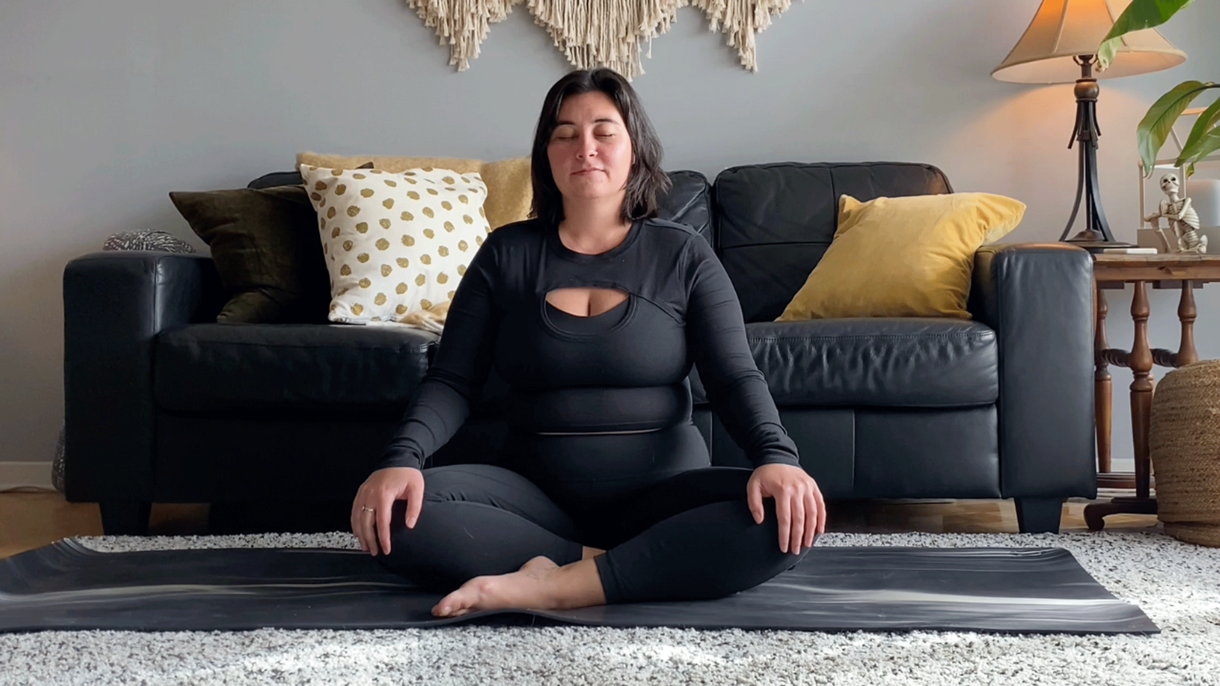 15 minutos de yoga para descansar del trabajo (porque... es lunes)