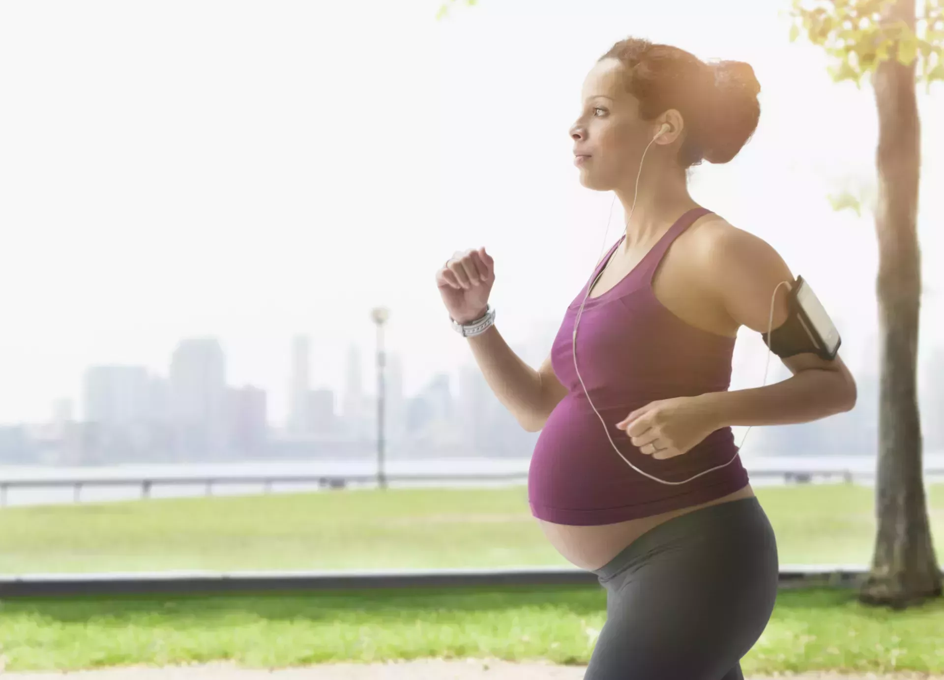 Los 5 mejores ejercicios para embarazadas y lo que hay que evitar, según los entrenadores prenatales