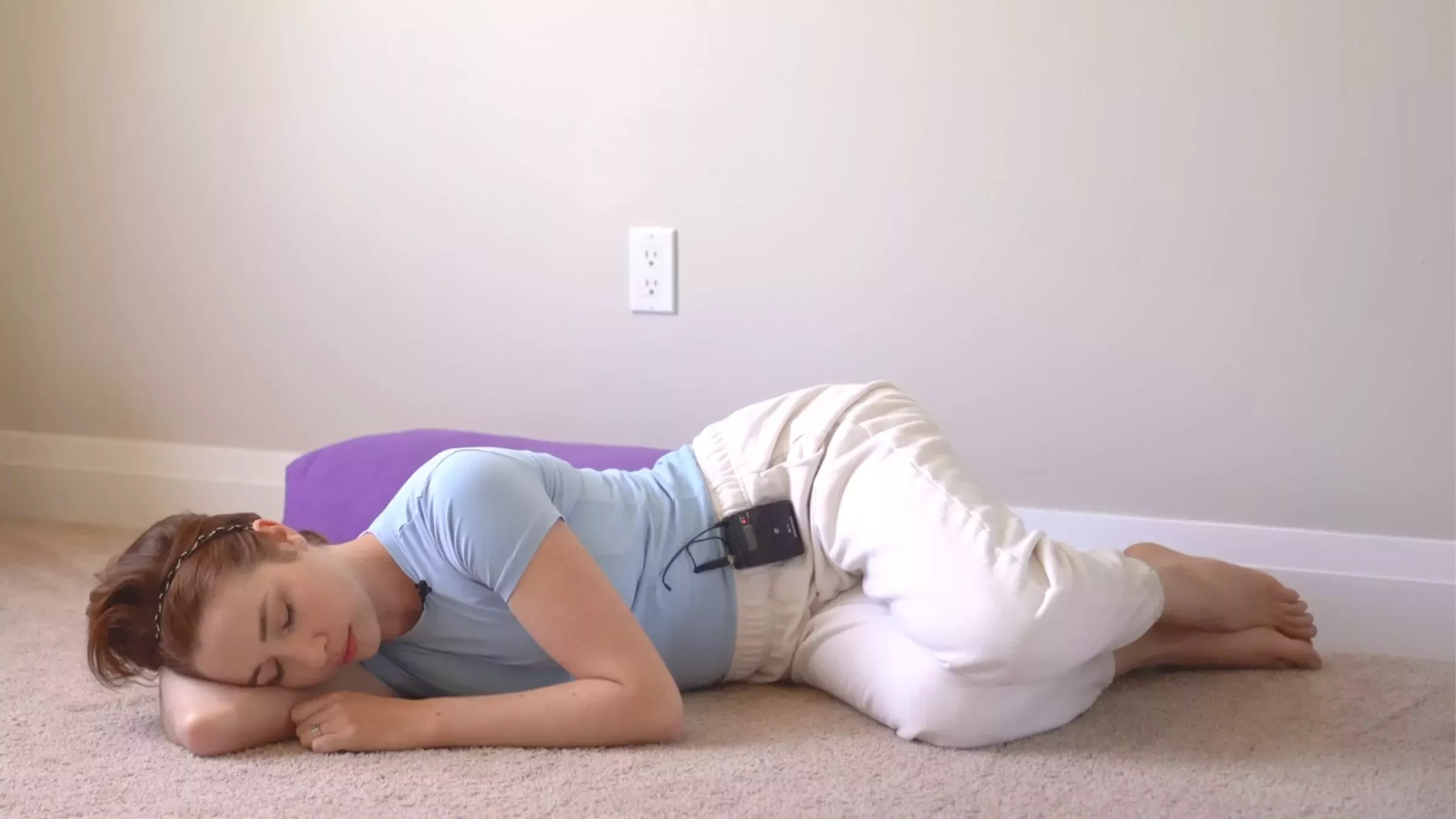 4 maneras de practicar piernas contra la pared (que probablemente nunca hayas probado)