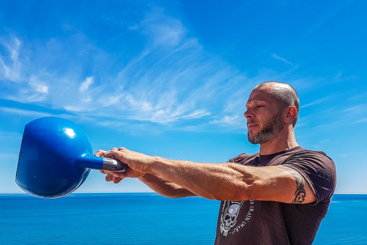
		5 ejercicios esenciales con kettlebell para fortalecer la parte superior del cuerpo