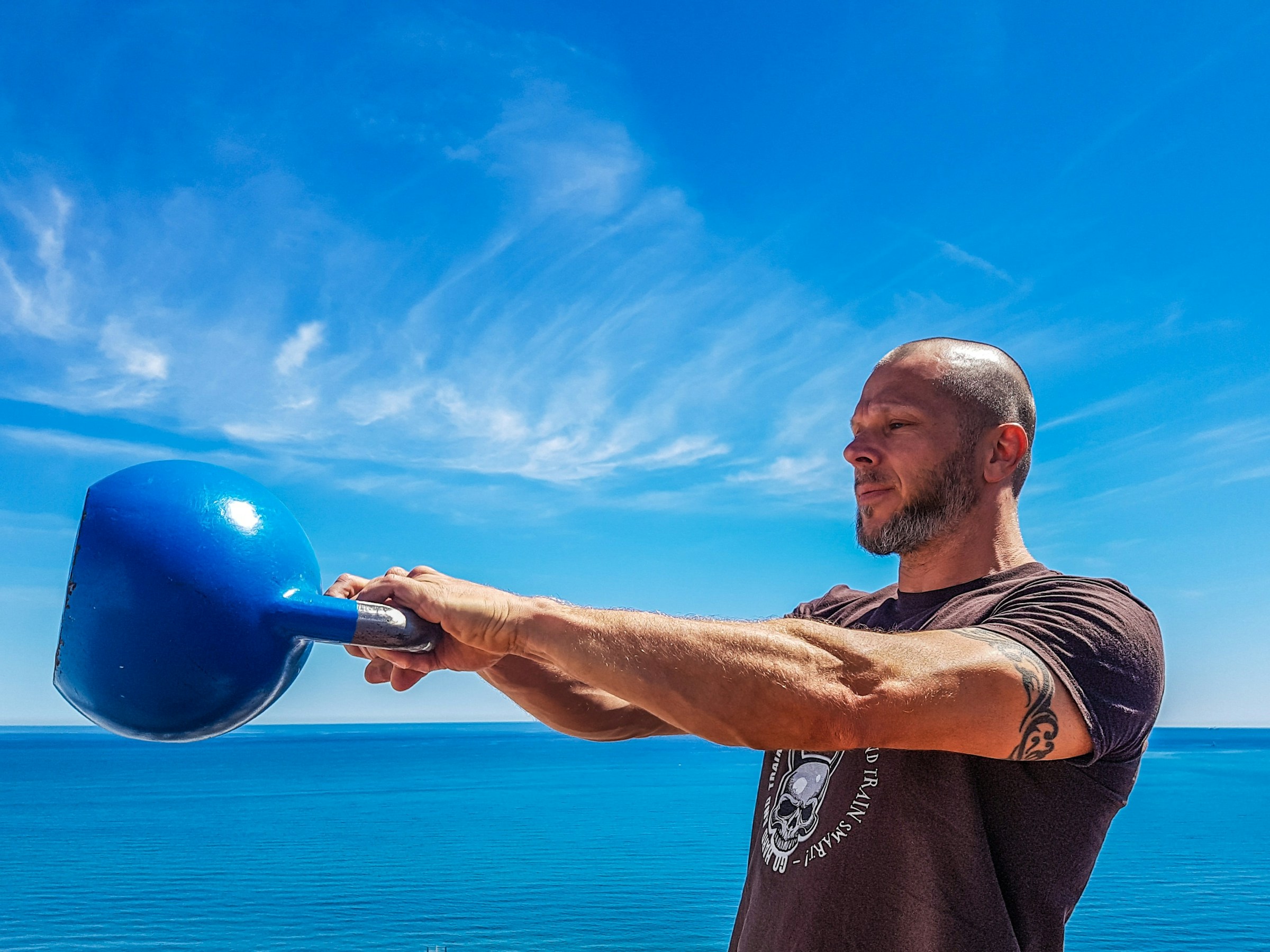 
		Cómo hacer swings con kettlebell, incluyendo varias variaciones