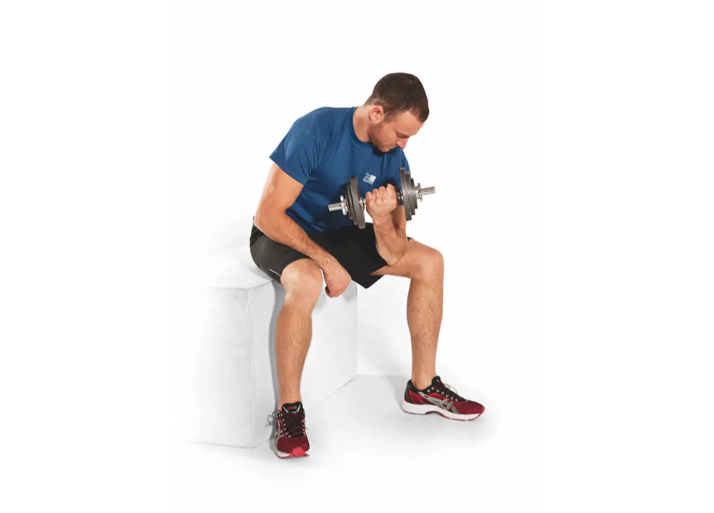 Este entrenamiento de brazos con mancuernas es perfecto para gimnasios muy concurridos o para entrenar desde casa