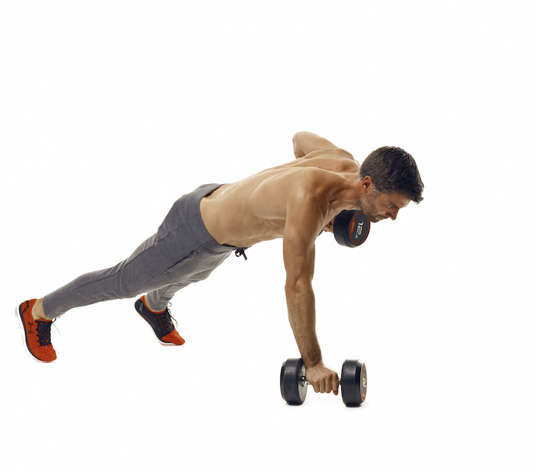 Prueba este entrenamiento HIIT con mancuernas para quemar todo el cuerpo en casa