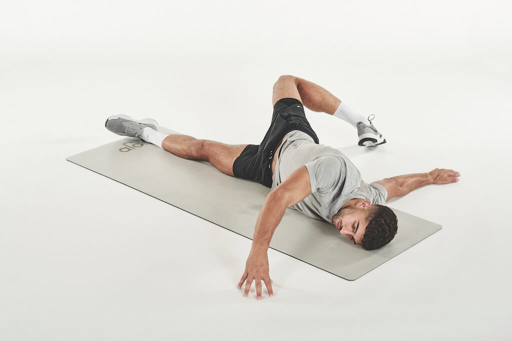 Prueba estas 8 posturas de yoga para hombres para aliviar la tensión física y mental