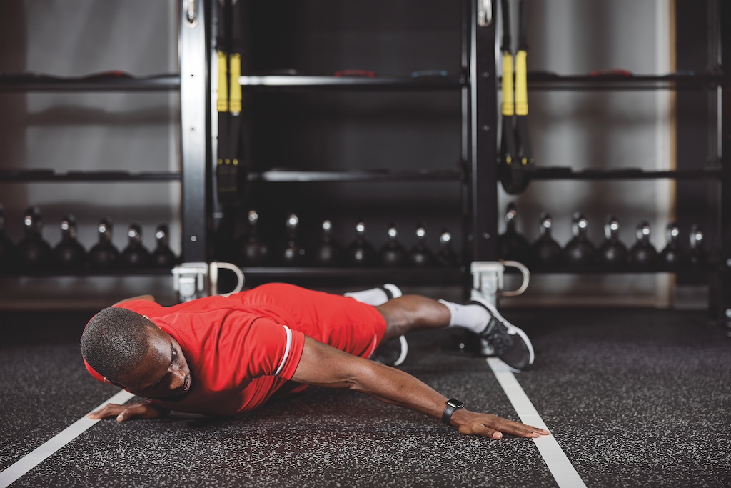 Afronta este circuito de cuerpo completo con un equipamiento mínimo