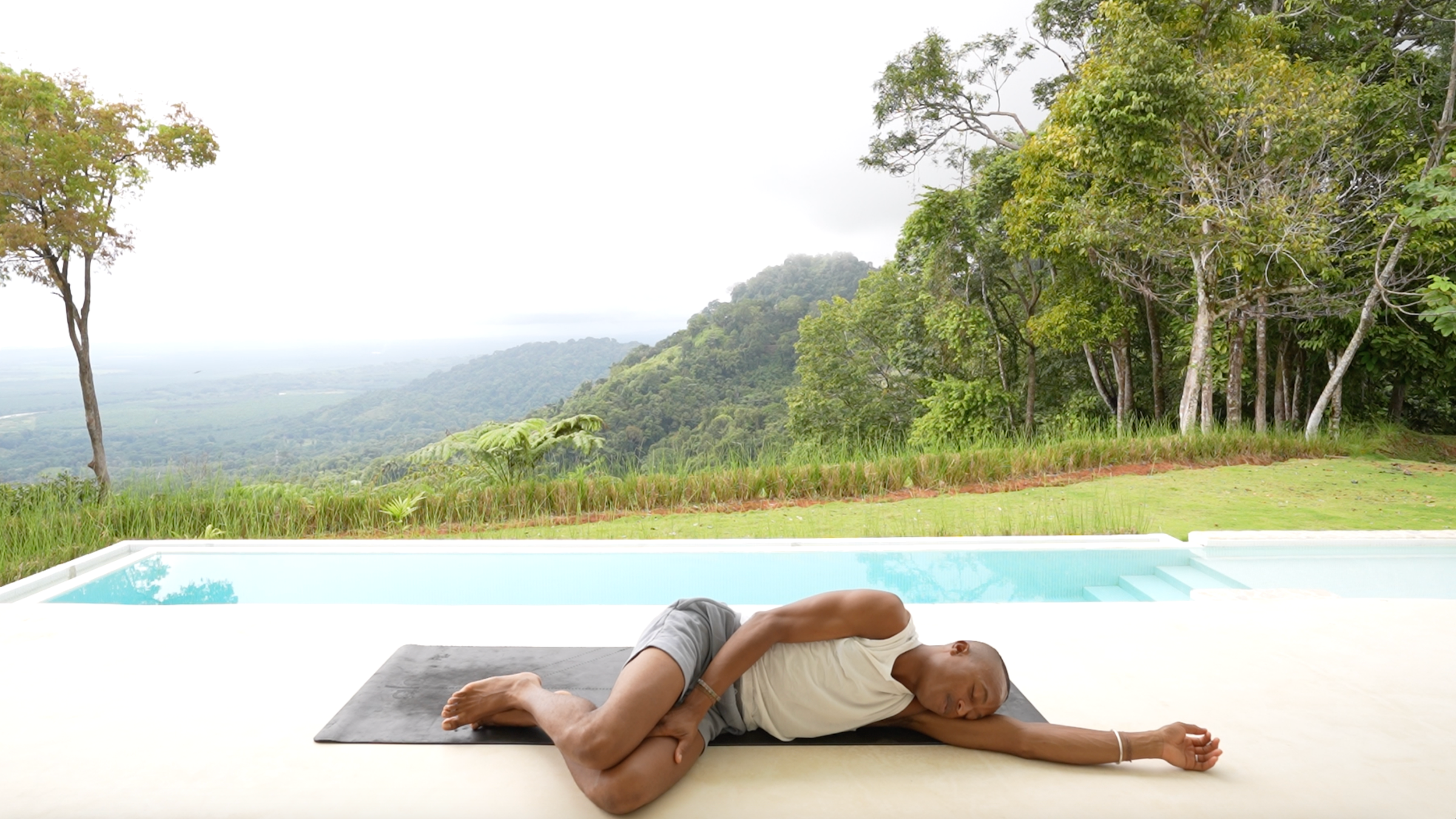 Esta pr谩ctica de yoga con los pies en la tierra favorece el descanso y la recuperaci贸n
