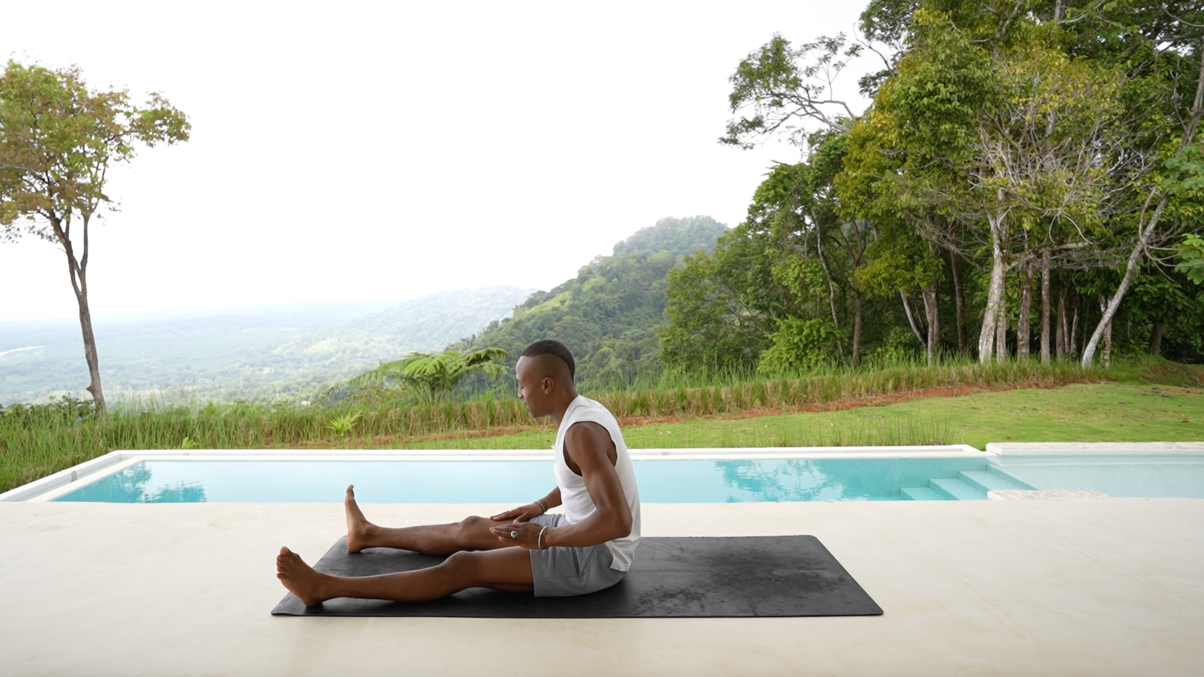 Esta pr谩ctica de yoga con los pies en la tierra favorece el descanso y la recuperaci贸n