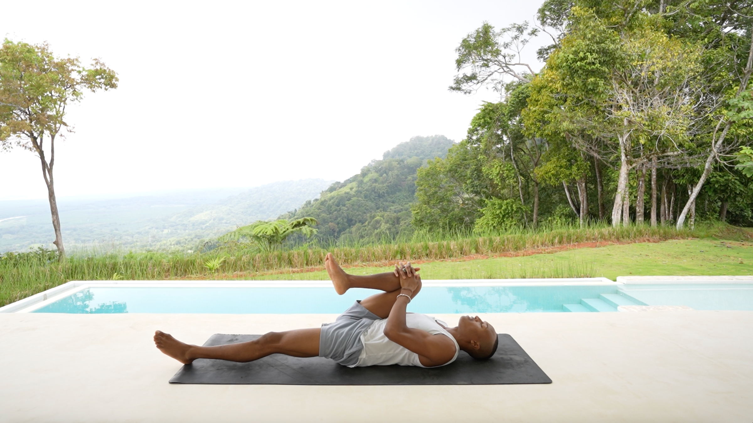 Esta pr谩ctica de yoga con los pies en la tierra favorece el descanso y la recuperaci贸n