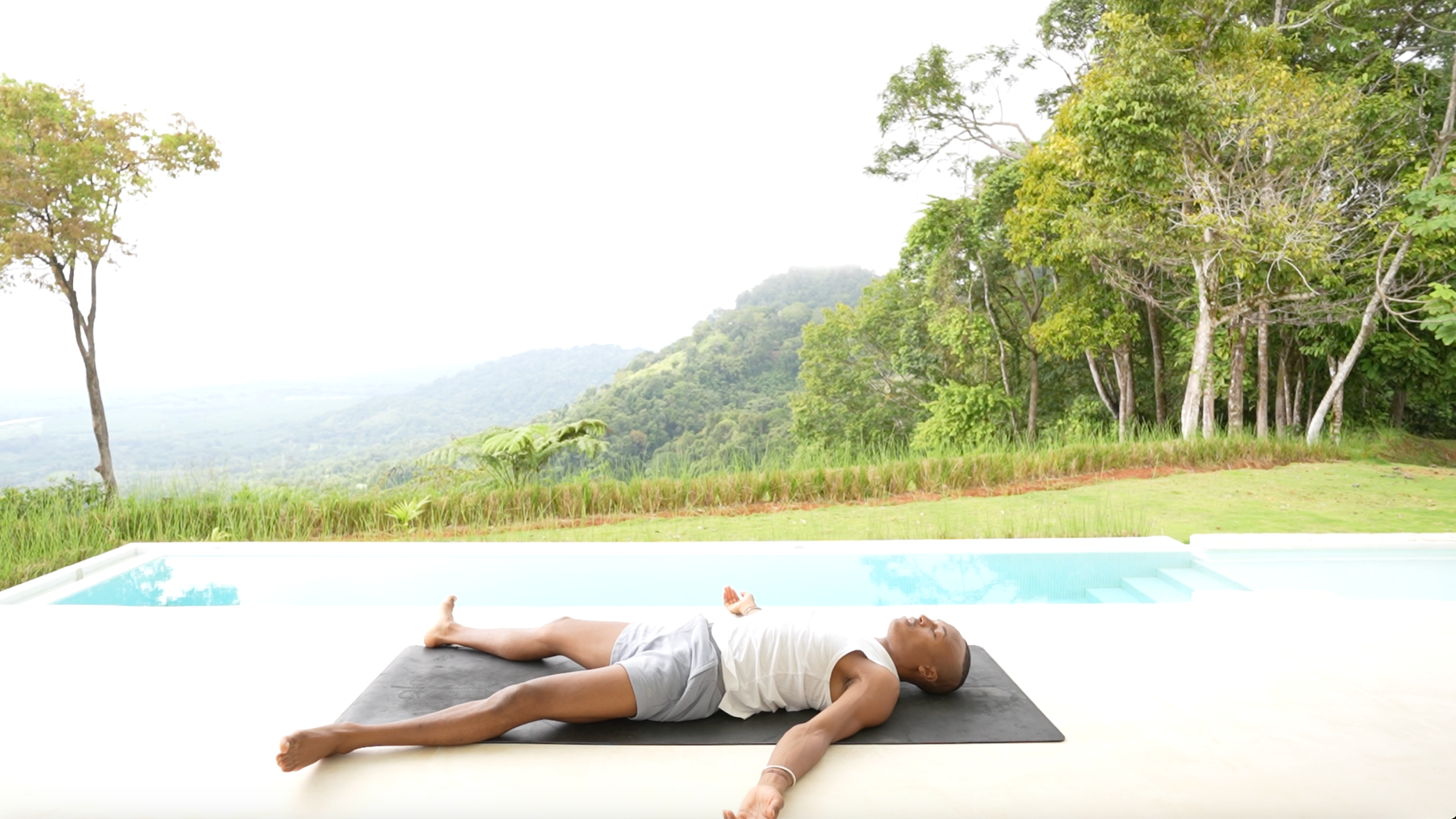 Esta pr谩ctica de yoga con los pies en la tierra favorece el descanso y la recuperaci贸n