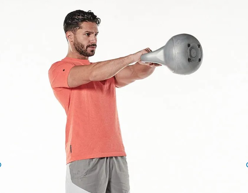 Prueba este entrenamiento HIIT con kettlebell para quemar grasa y conseguir una explosión de todo el cuerpo