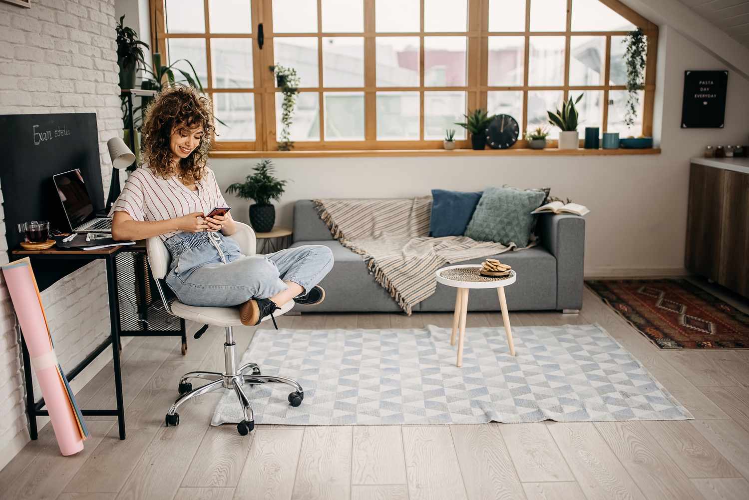 ¿Qué es el 'Office Chair Butt'? Cómo sentarse puede afectar la apariencia y salud de tus glúteos