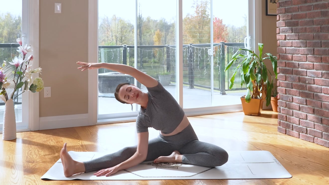 15 minutos de Power Yoga Flow para ayudarte a despertar y concentrarte