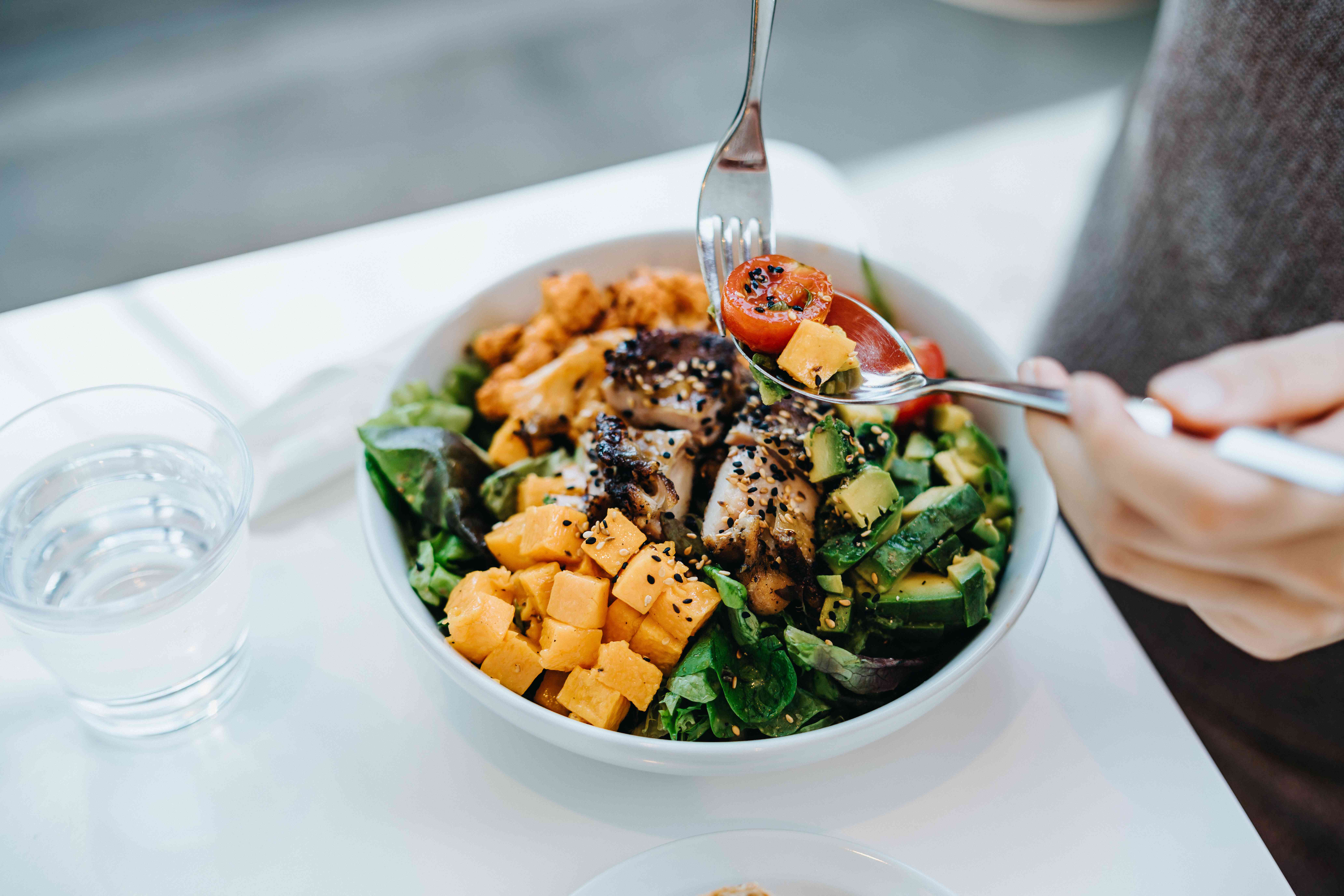 3 Tipos de Alimentos Altamente Calóricos que Ofrecen un Golpe Nutricional