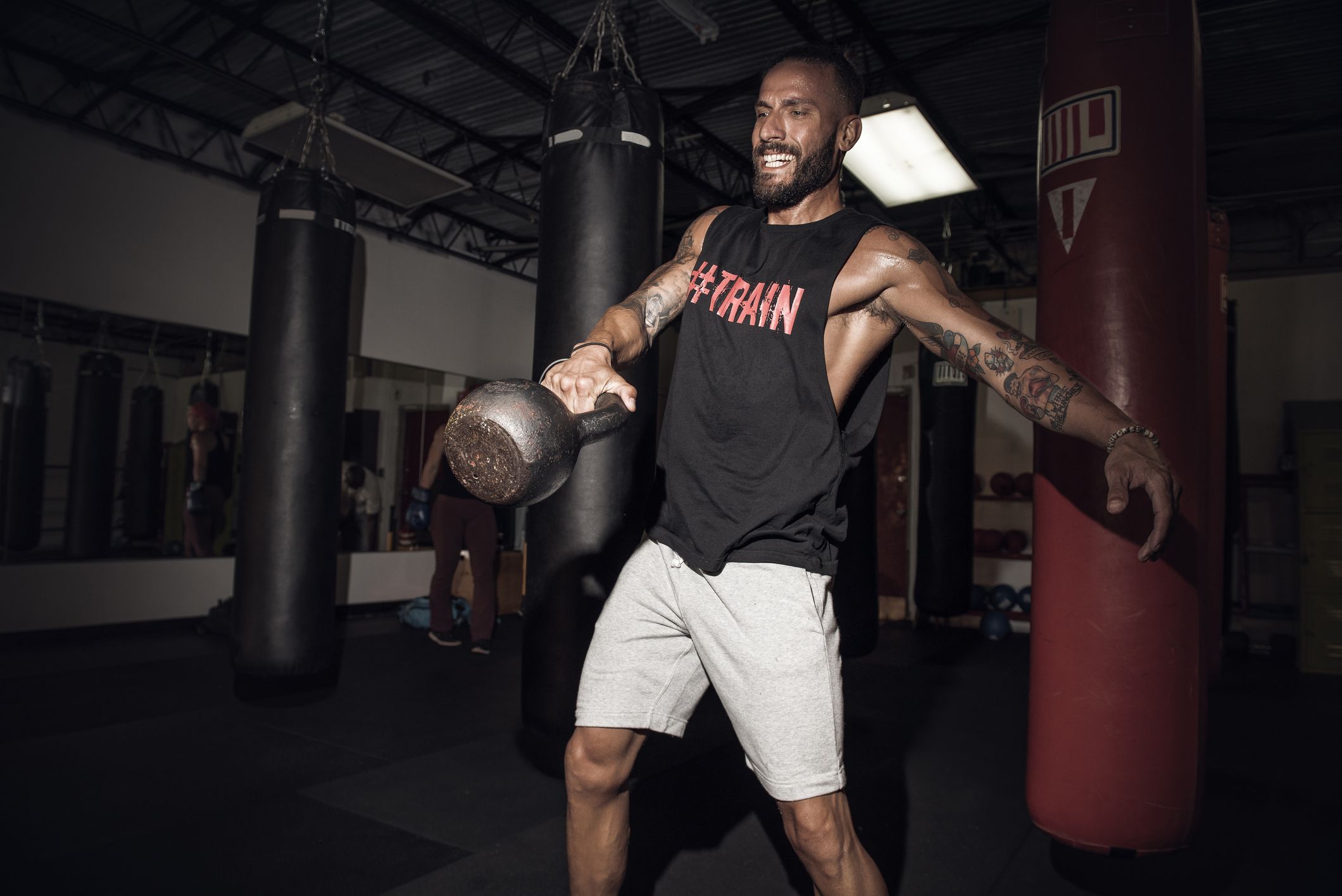 Ilumina tu Pecho, Espalda y Piernas con Solo una Kettlebell