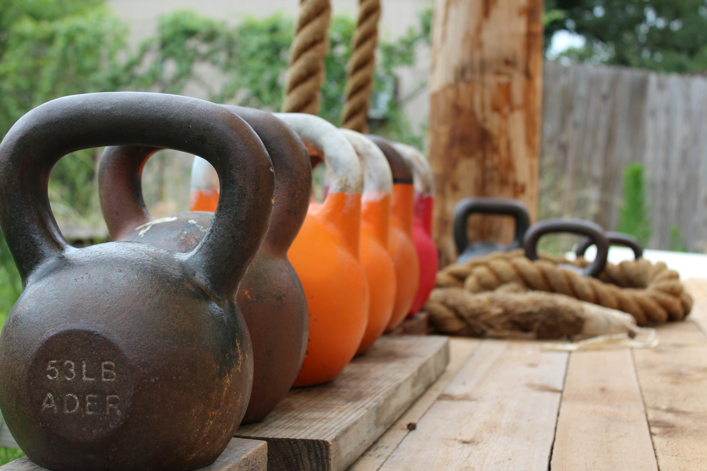 Levanta esas kettlebells: un estudio reciente muestra beneficios impresionantes