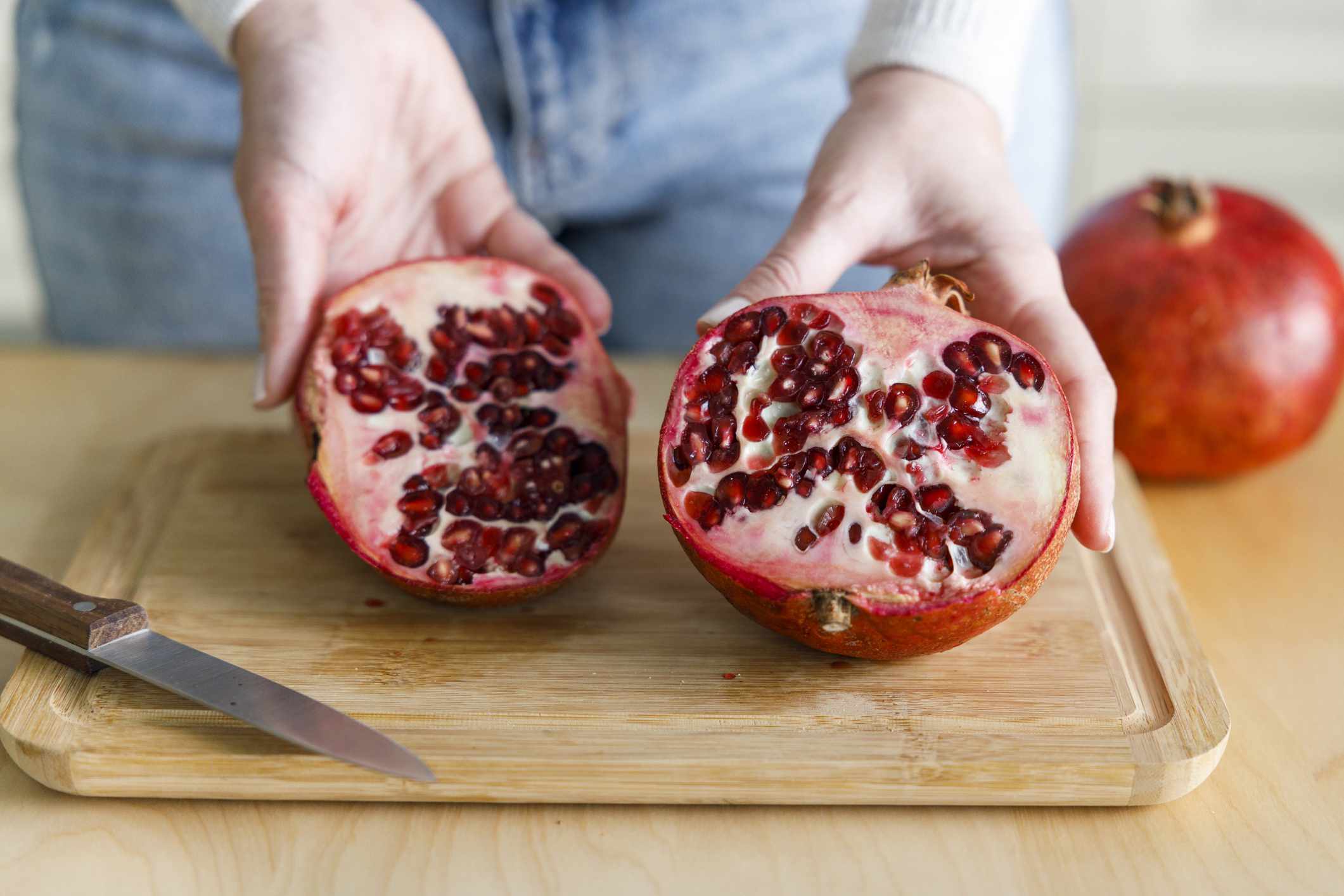 Los Granados Están en Temporada—Aquí hay 6 Formas Nutritivas de Comer las Semillas