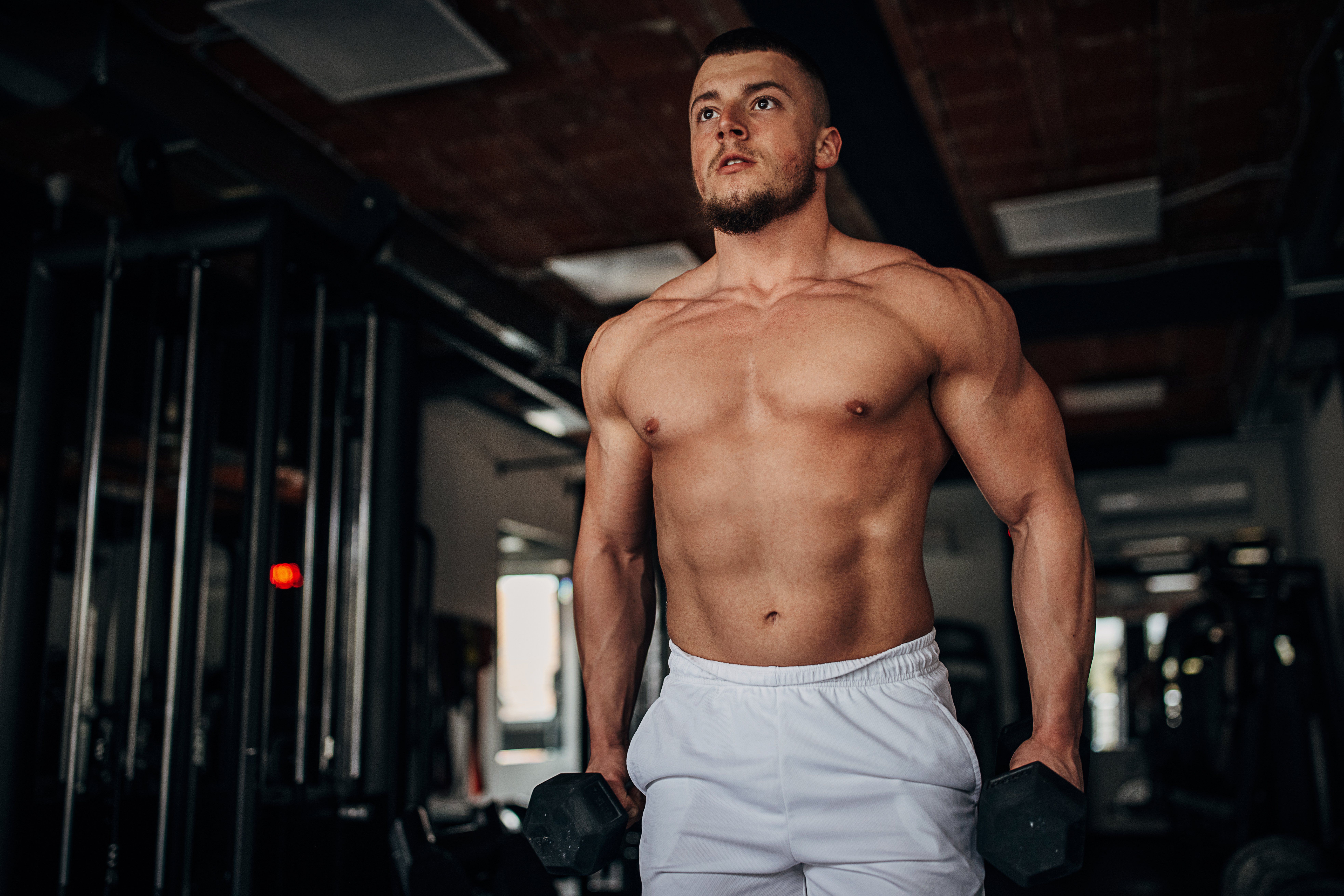 Entrenamiento de Hombros: Esta Escalera con Mancuernas Desarrolla Masivos Deltoides