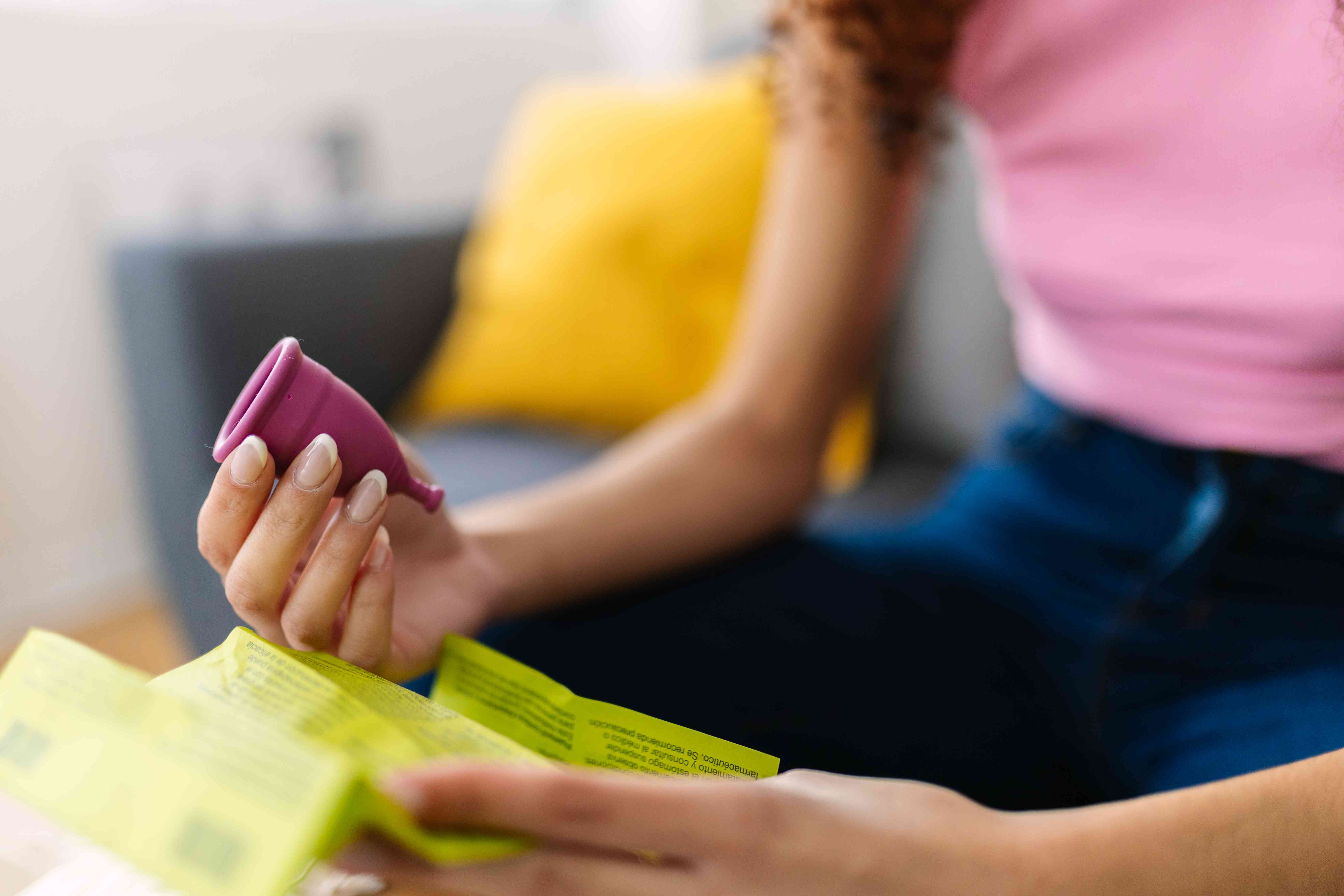 Insertar tu copa menstrual incorrectamente puede ser peligroso—Aquí te mostramos cómo usarla correctamente