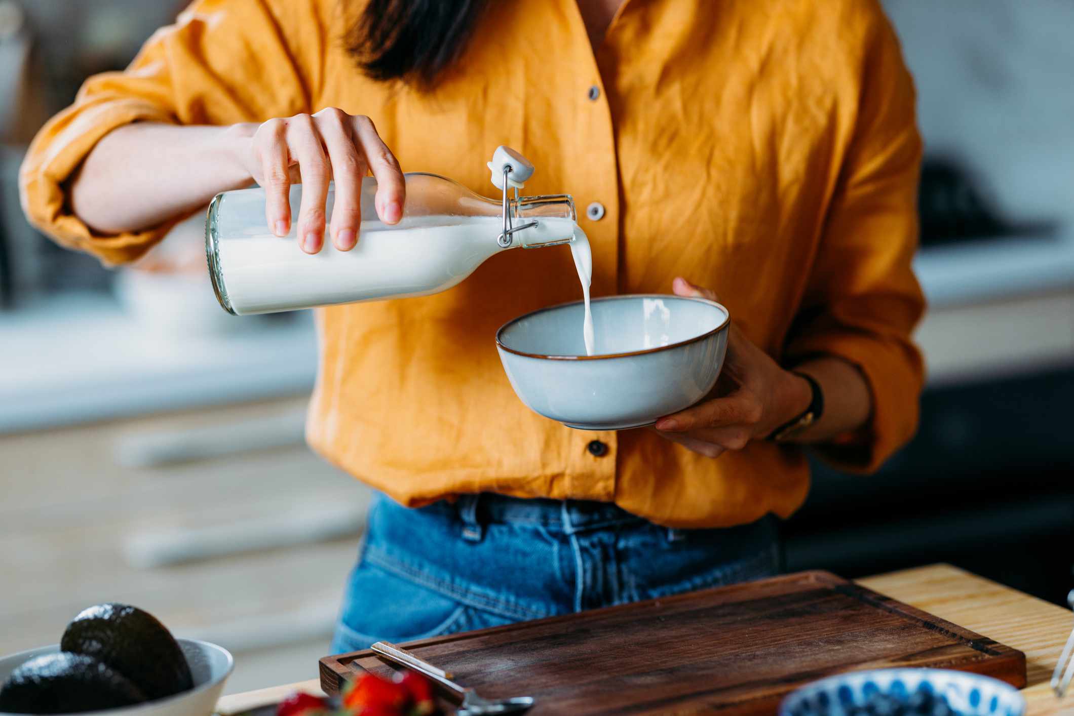 ¿Es la leche entera mejor para ti que las opciones bajas en grasa? 4 beneficios para la salud que debes conocer
