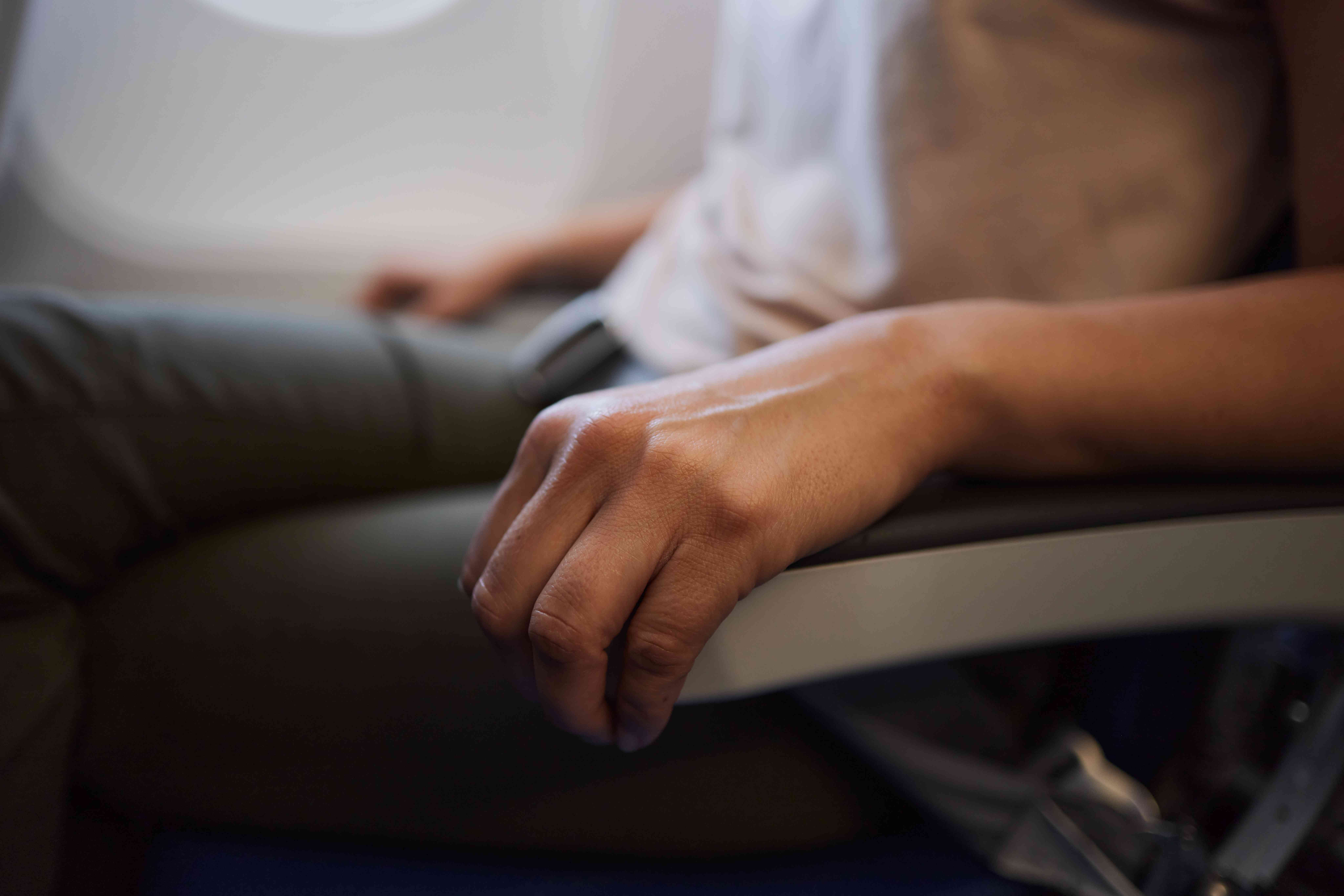 6 Maneras de Manejar la Ansiedad por Volar, Según Expertos en Salud Mental y Pilotos
