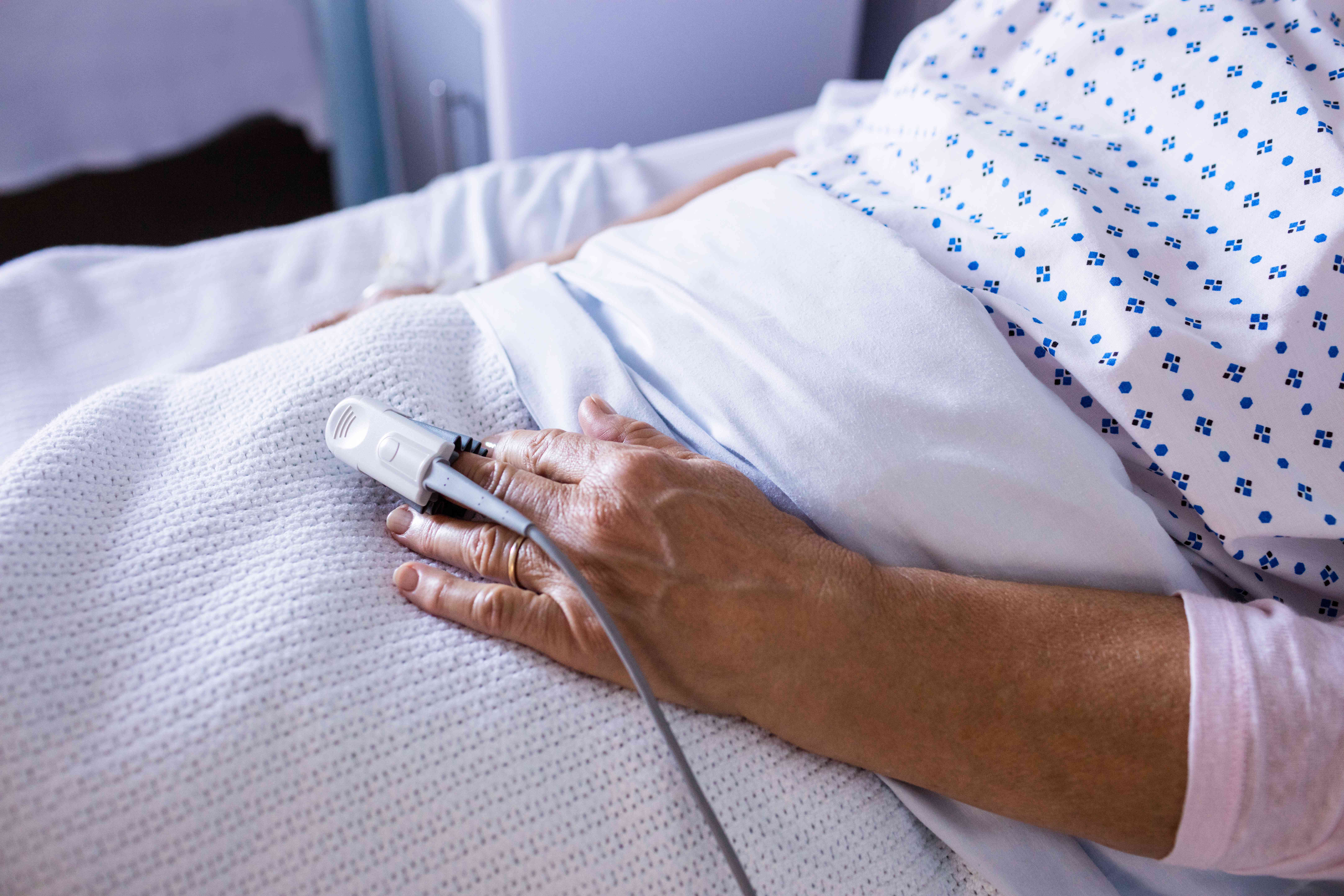 Los médicos explican cuándo los síntomas similares a la gripe requieren una visita a urgencias