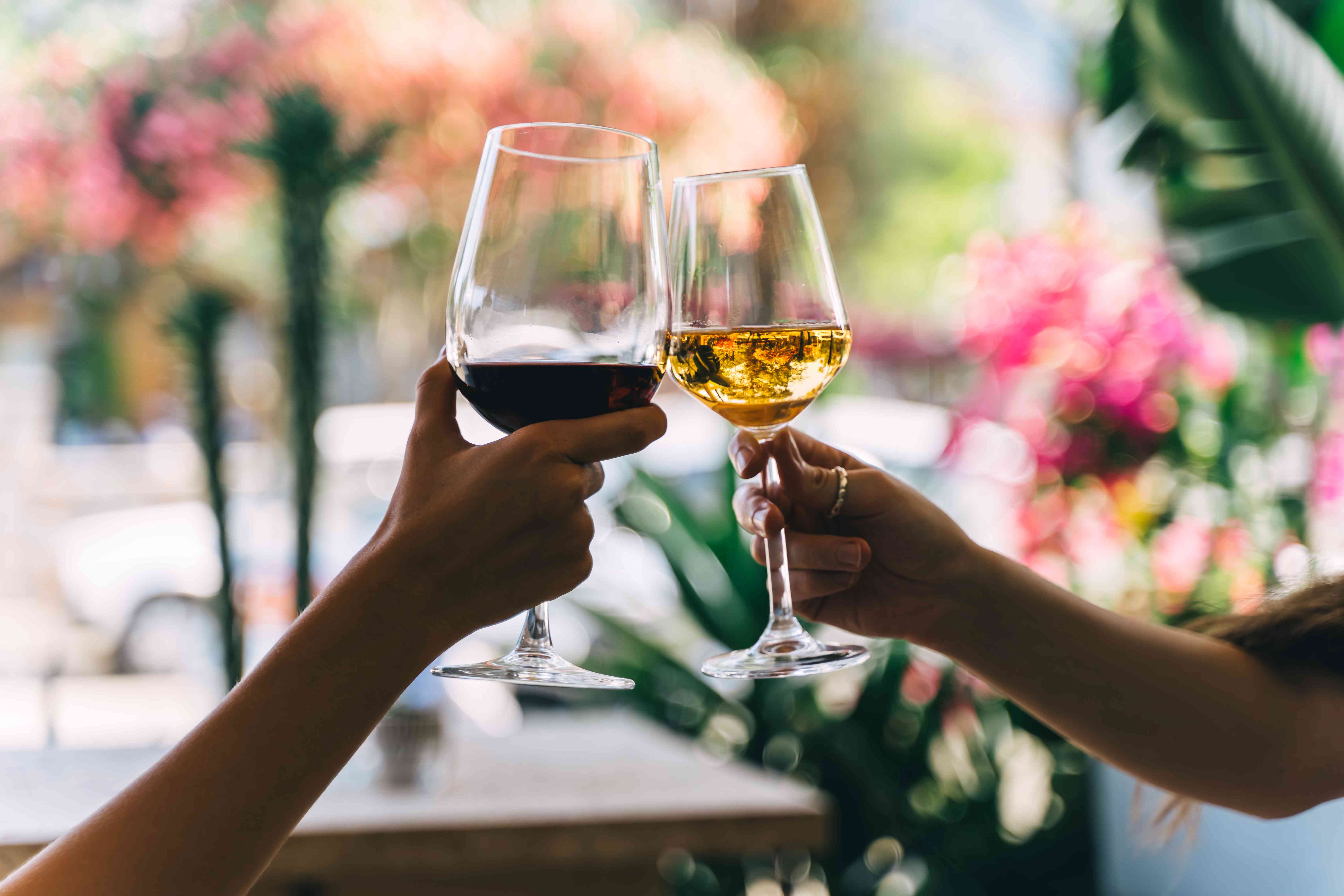 ¿Es realmente más saludable el vino en términos de riesgo de cáncer?
