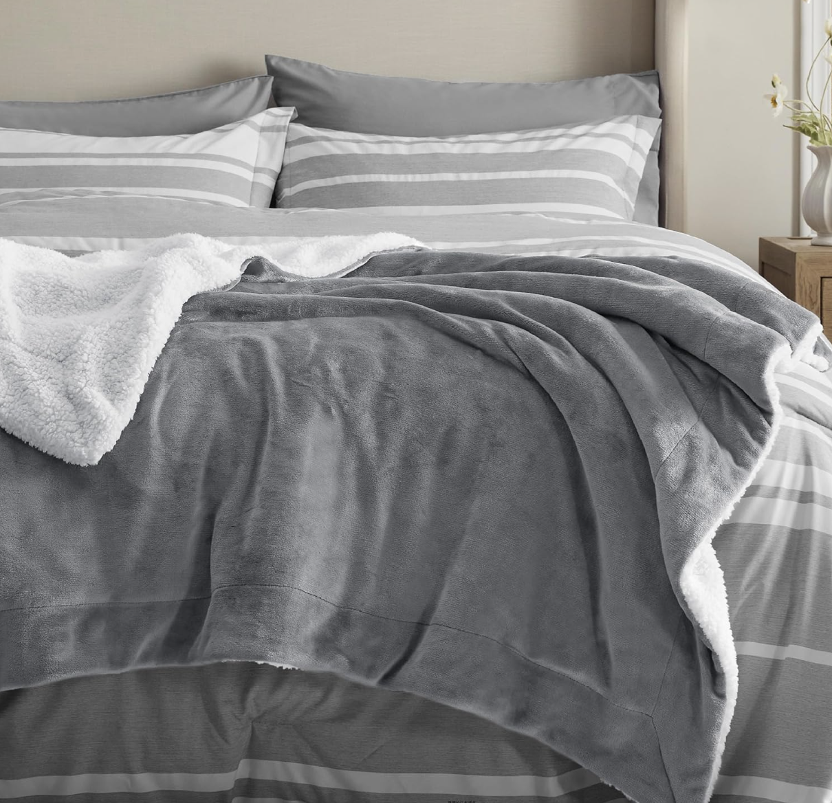 La Manta Favorita de Nuestro Experto en Ropa de Cama Está en Oferta por Solo $18 en Amazon