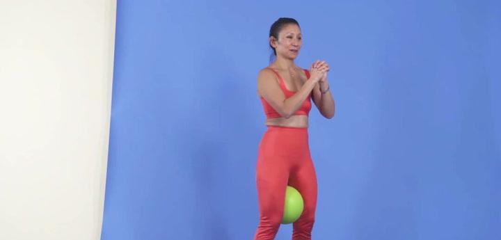 Sentadilla Estrecha con Pelota de Pilates