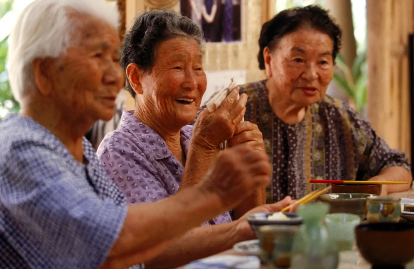 Okinawa es un lugar donde las personas viven largas vidas gracias a una dieta saludable y amistades cercanas.