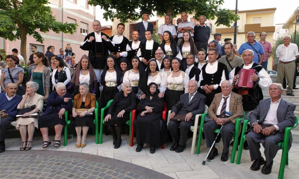 Cerdeña es famosa por sus muchos centenarios que viven vidas largas y felices a través de un estilo de vida saludable y fuertes lazos familiares.