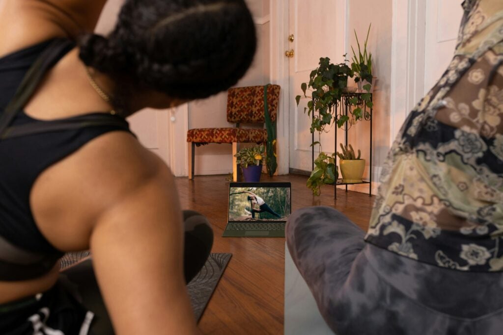 5 Mejores Prácticas de Yoga en YouTube para Cuando Necesitas un Maldito Descanso
