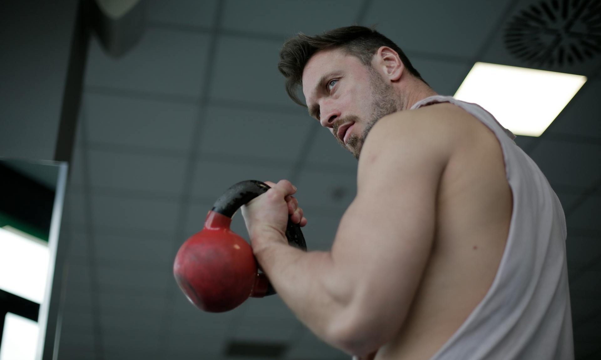 Hombre levantando kettlebell en el gimnasio