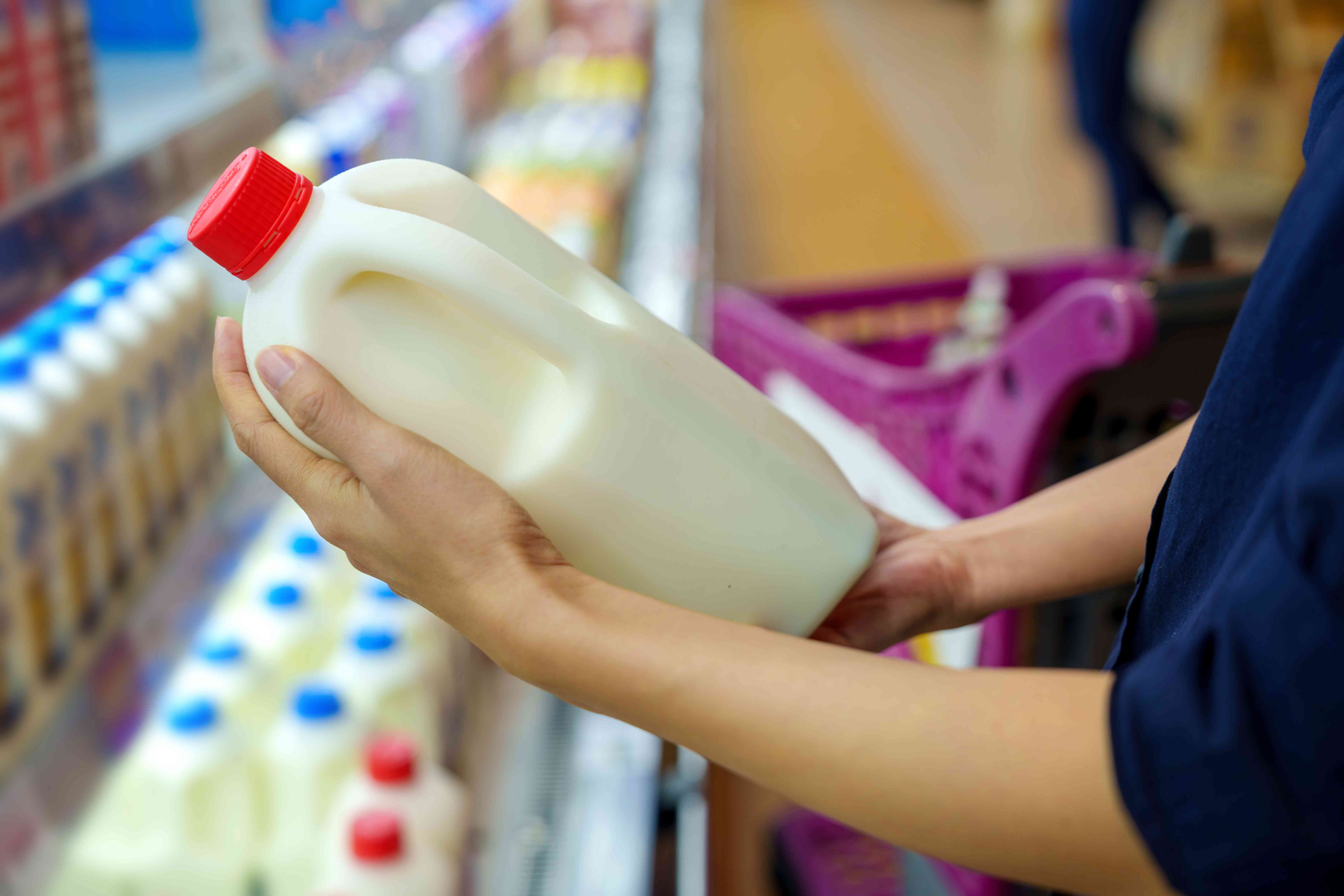 FDA Suspende Programa Clave de Seguridad en Leche—¿Qué Significa Esto Para Ti?
