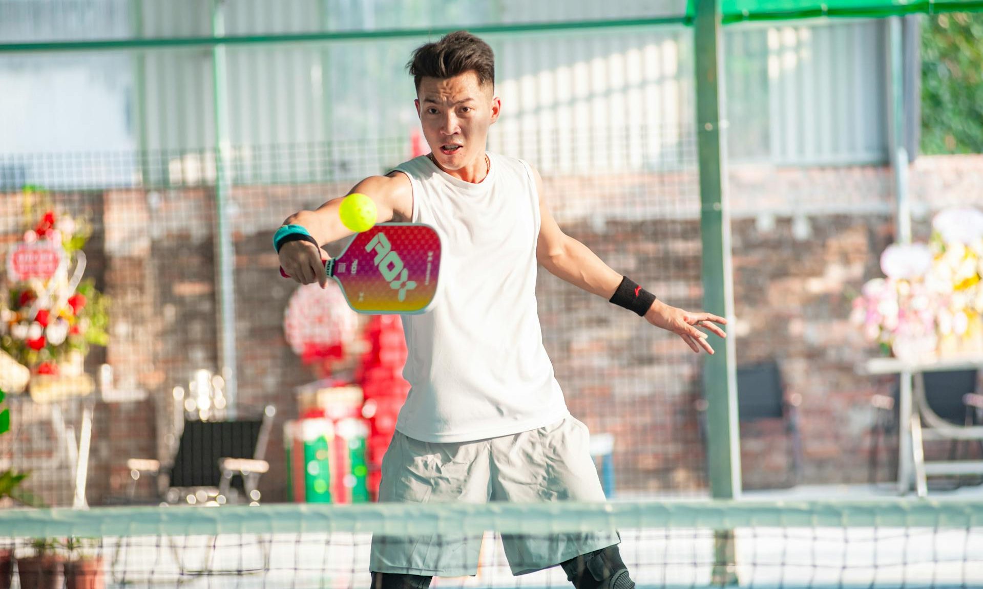 hombre jugando pickleball