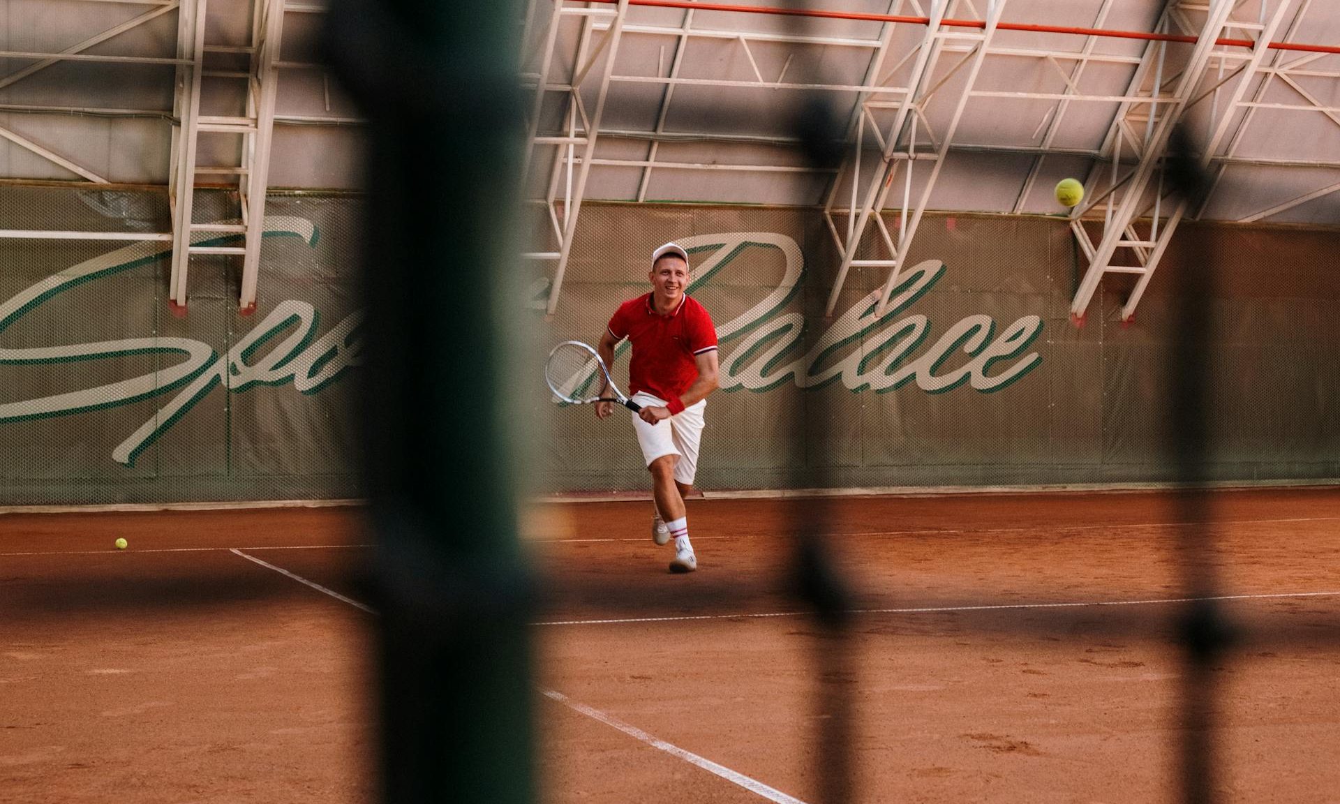 hombre jugando tenis corriendo