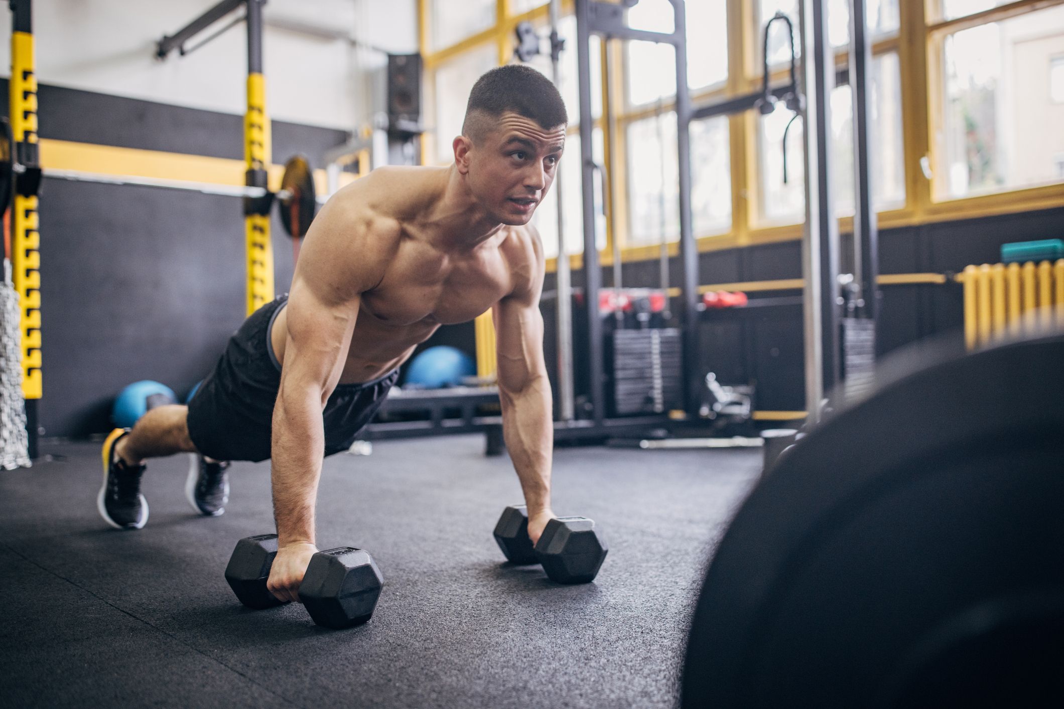 Entrena 5 Grupos Musculares Principales en Solo 20 Minutos con Este Entrenamiento de Escalera con Mancuernas