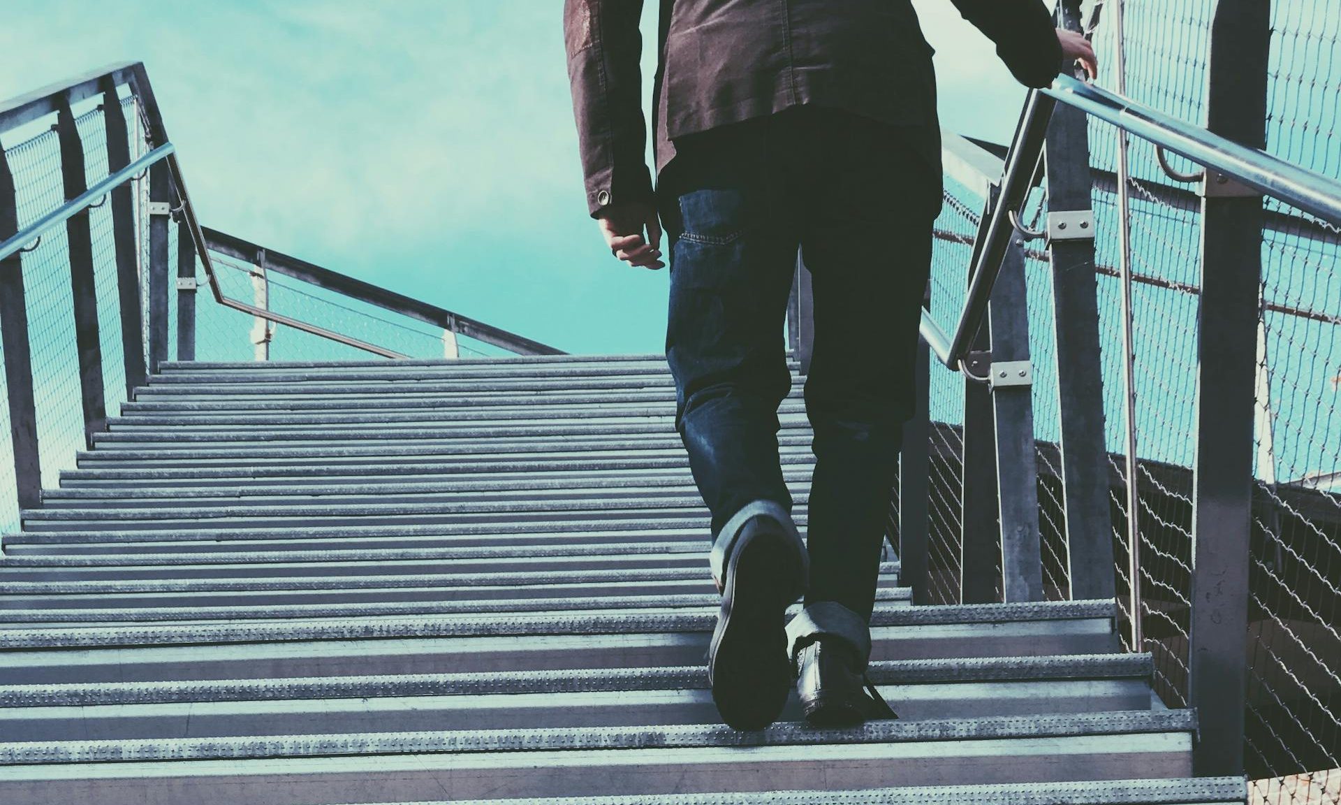 Hombre subiendo escaleras