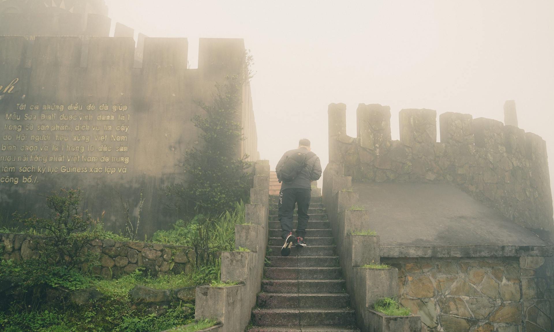 Hombre subiendo escaleras de piedra